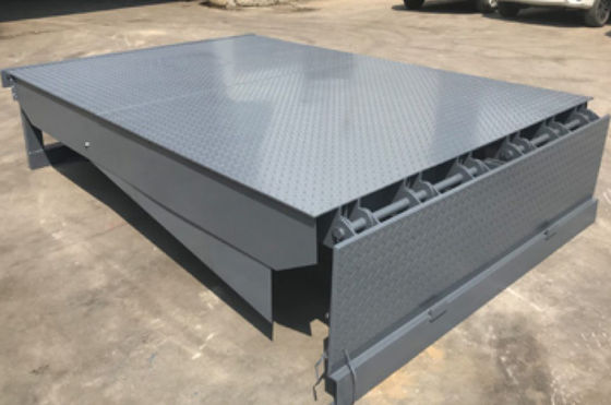 도크 도어 레벨러 워크샵 자동 도크 플레이트 25000-40000LBS 안전 디자인 사용자 정의 가능한 갑판 높이 및 안전 바