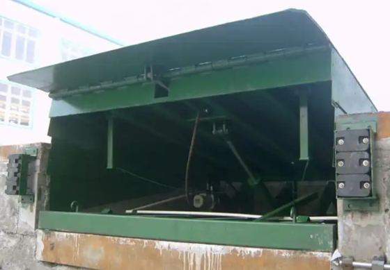 현장 설치 도크 도어 레벨러 워크샵 자동 도크 플레이트 25000-40000LBS 가연 완공으로 안전한 디자인