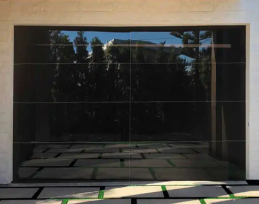 중국 공급업체 알루미늄 투명 풀 뷰 맞춤형 방수 등급 3 투명 유리 섹션 차고 문 수동 또는 자동 개방형 갈색