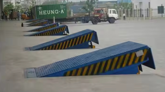 도크 도어 레벨러 워크샵 자동 도크 플레이트 안전 바 장착 창고용 효율적인 8T 중량 강철 하중 플랫폼