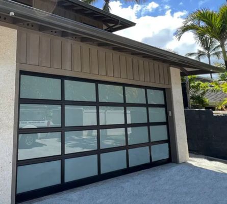 방수 등급 3 투명 유리 우수한 내풍성 산업용 오버헤드 튼튼한 섹션 차고 문 (수동 또는 자동)