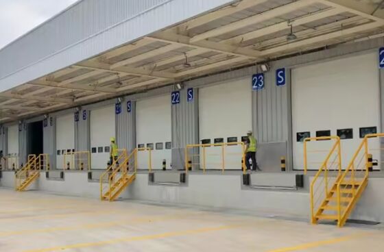 8T /10T 용량 유압식 톤 창고 맞춤형 플랫폼 크기 작업장 자동 도크 플레이트 도크 도어 레벨러 25000-40000LBS 안전 설계