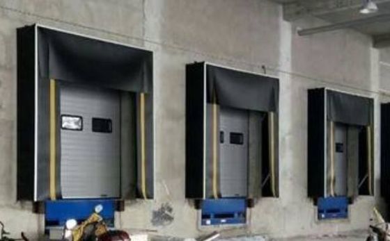 상업적 하역 선창 실과 보호 시설이 부두 차폐재 좋은 냉각 시스템 내부를 로딩합니다