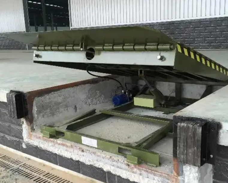 현장 설치 도크 도어 레벨러 워크샵 자동 도크 플레이트 25000-40000LBS 가연 완공으로 안전한 디자인