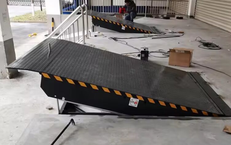 8T /10T 용량 유압식 톤 창고 맞춤형 플랫폼 크기 작업장 자동 도크 플레이트 도크 도어 레벨러 25000-40000LBS 안전 설계