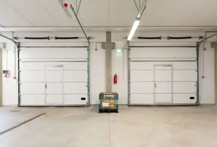 상업용 최소 에너지 작동 및 비닐 또는 브러시 웨더스트립이 장착된 방음 24dB 단열 섹셔널 도어